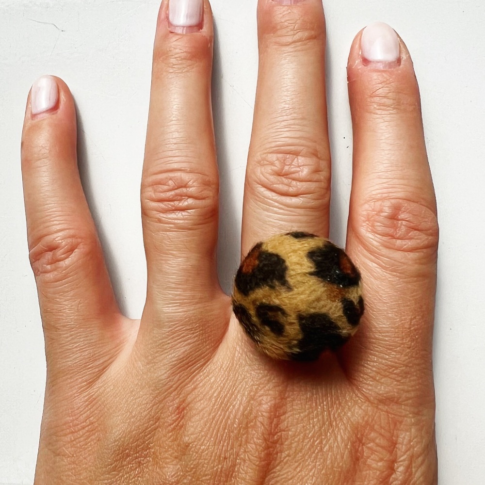 🐆Vintage 90’s fuzzy leopard print button ring